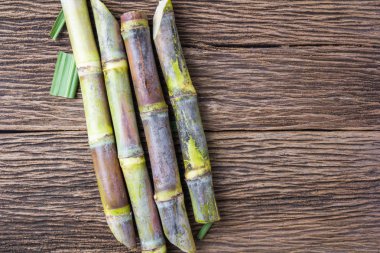 Şeker kamışı ahşap arka plan üzerinde yakından yakın çekim