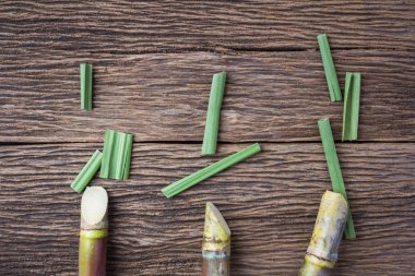 Şeker kamışı ahşap arka plan üzerinde yakından yakın çekim