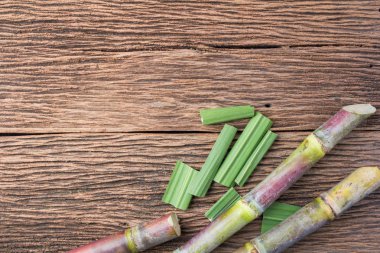 Şeker kamışı ahşap arka plan üzerinde yakından yakın çekim