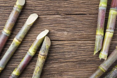 Şeker kamışı ahşap arka plan üzerinde yakından yakın çekim