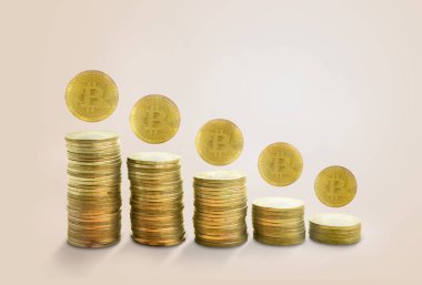 Altın bitcoin.on pembe pastel en az arka plan kavramı düşen grafikle  