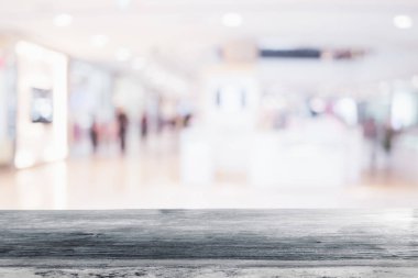 alışveriş merkezi mağaza ile ahşap masa arka plan bulanık