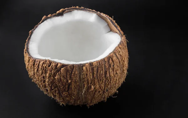 Fermer Les Noix Coco Isolées Sur Fond Noir — Photo