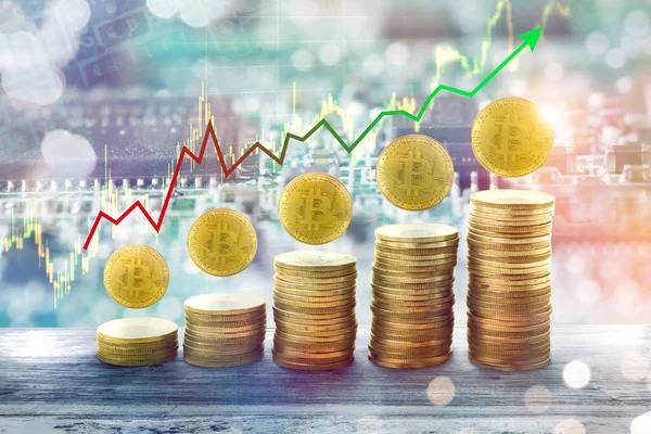 Altın bitcoin grafikle büyüyen kavramı. ahşap masa üzerinde bitcoin ile birlikte altın gelir grafik yığını