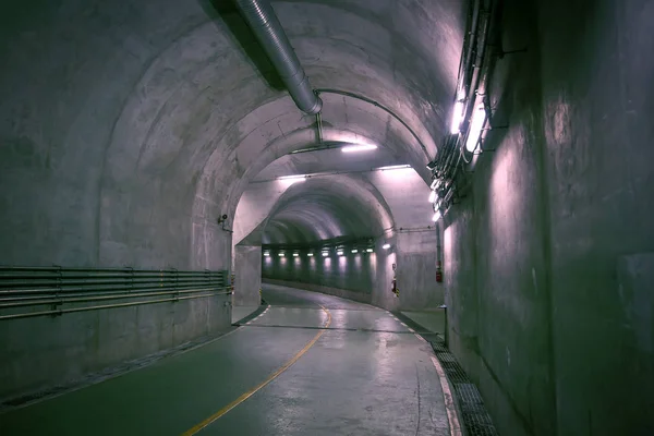 このトンネルは 高速道路道路力発電所に — ストック写真
