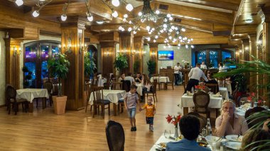 Kruje / Arnavutluk - Pazar, 20 Mayıs 2018 Restoran iç. Arka planda fantastik günbatımı sırasında yemek vakti. Altın saat. 