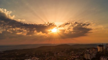Dramatik güneş Kruja üzerinde alevlendi. Altın Saat. Kruja Kalesi'nden manzara. 