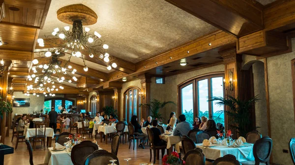 Kruje / Arnavutluk - Pazar, 20 Mayıs 2018 Restoran iç. Arka planda fantastik günbatımı sırasında yemek vakti. Altın saat. 