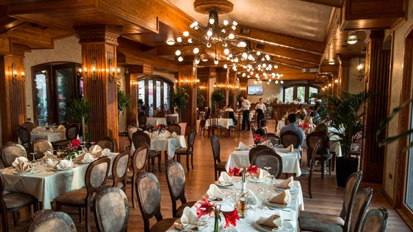 Kruje / Arnavutluk - Pazar, 20 Mayıs 2018 Restoran iç. Arka planda fantastik günbatımı sırasında yemek vakti. Altın saat. 