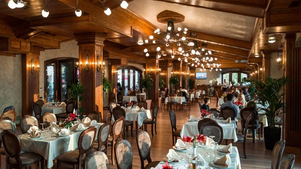 Kruje / Arnavutluk - Pazar, 20 Mayıs 2018 Restoran iç. Arka planda fantastik günbatımı sırasında yemek vakti. Altın saat. 