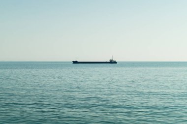Bağlantı noktası doğru yol kıyısına yakın deniz ortasında büyük gemi.