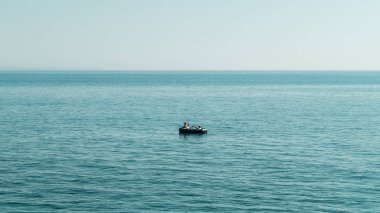 Küçük tekne bkz: balıkçılık ortasında. Oldukça huzurlu yerleştirin. Adriyatik bkz: Arnavutluk
