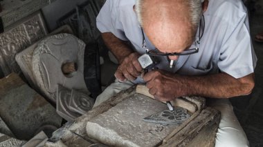 Yaşlı adam taş işçiliği çalışma.