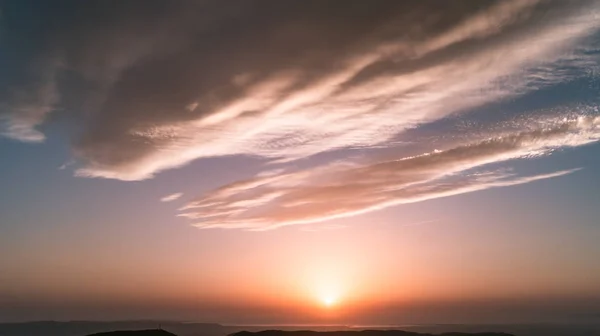 Rosa Sonnenuntergang Bewölkter Sonnenuntergang Vor Blauem Himmel — Stockfoto