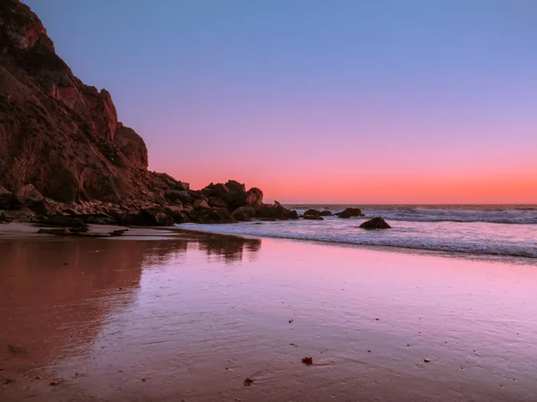 Schöner Strand an der Pazifikküste Kaliforniens bei Sonnenuntergang — Stockfoto