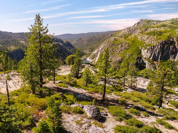 Canyon e lago nella catena montuosa Sierra Nevada — Foto Stock