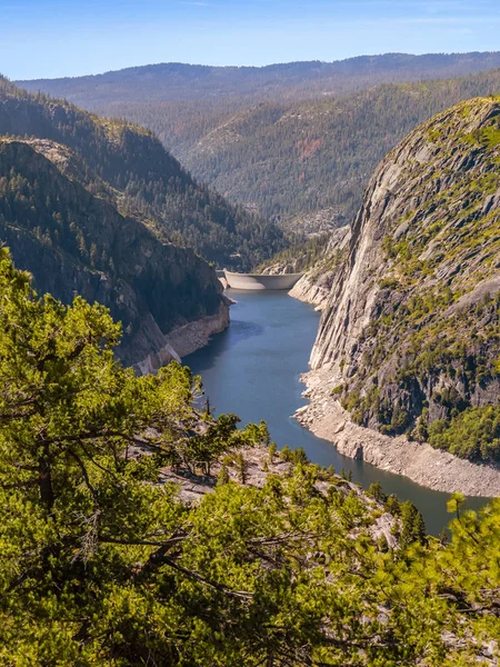 Vista verticale della diga di Donnells nella Sierra Nevada — Foto Stock