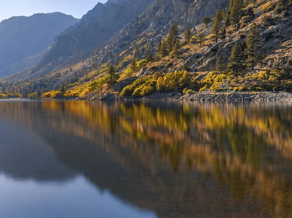 Paesaggio autunnale con lago di montagna chiaro e alberi dorati specchio riflesso — Foto Stock