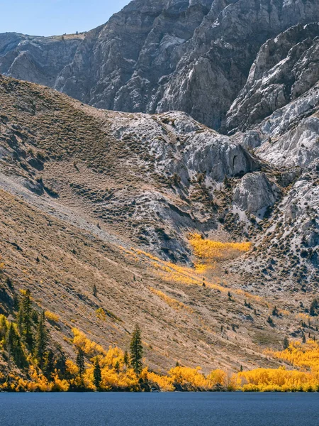 Luminosa giornata autunnale soleggiata su un lago di montagna in California — Foto Stock