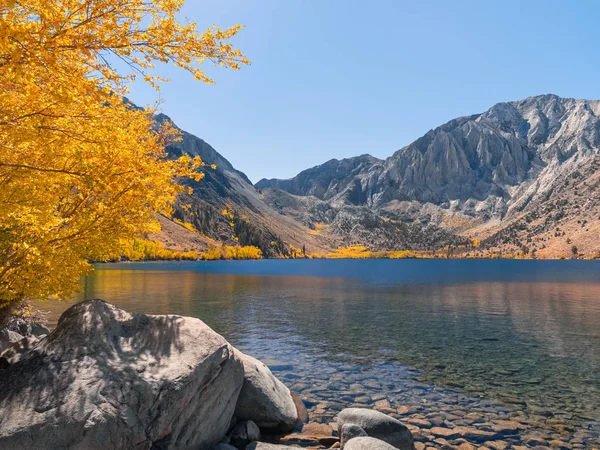 Montanha cenário lago com cores de outono deslumbrantes e água azul — Fotografia de Stock