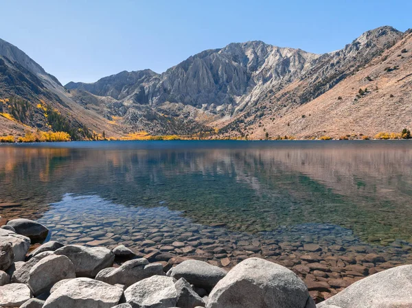 Paesaggio autunnale con pietre di fronte al lago e montagne — Foto Stock