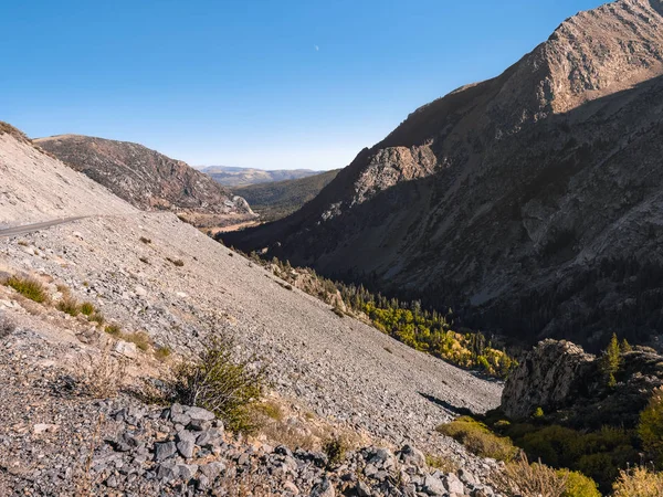 Bergslandskap på östra sidan av Yosemite National Park — Stockfoto