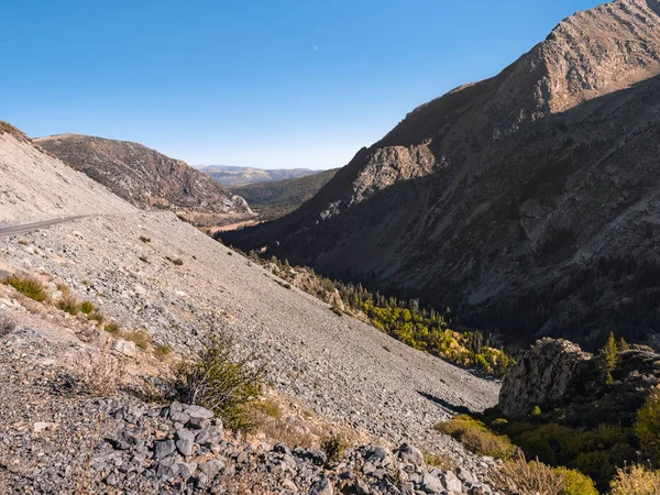 Hegyvidéki táj a Yosemite Nemzeti Park keleti oldalán — Stock Fotó