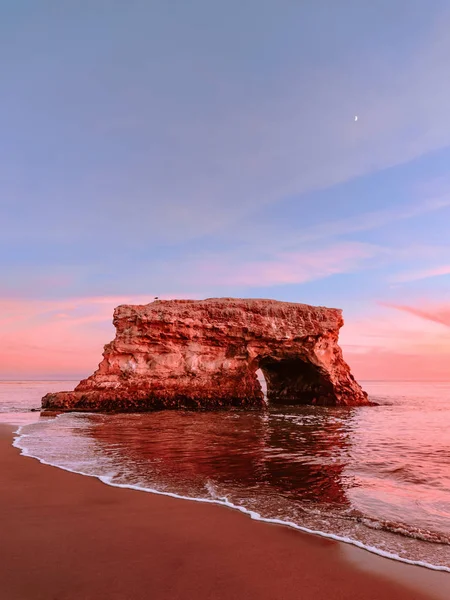 Vertical paisagem marinha de pedra arco natural deslumbrante na costa do Pacífico Fotografias De Stock Royalty-Free