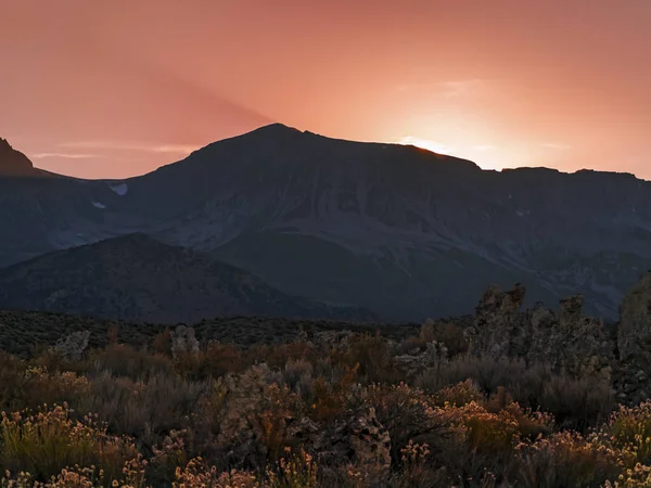 Pôr-do-sol dramático sobre as Sierras Orientais perto do Lago Mono Imagens Royalty-Free