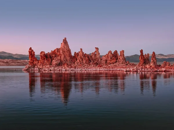 Pedras brilhantes ao pôr-do-sol colorido no Lago Mono nas Sierras Orientais Fotografias De Stock Royalty-Free