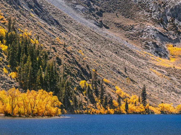 Acampar no lago da montanha em um dia ensolarado de outono Imagem De Stock