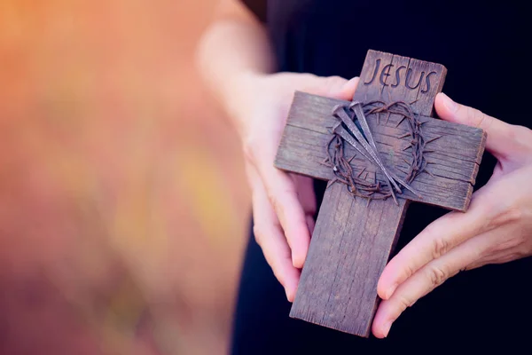 Frauenhände Die Ein Heiliges Kreuz Eine Dornenkrone Und Nagel Oster — Stockfoto