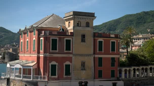 Casa Penhasco Frente Para Mar Rapallo Itália Dia Ensolarado Verão — Vídeo de Stock