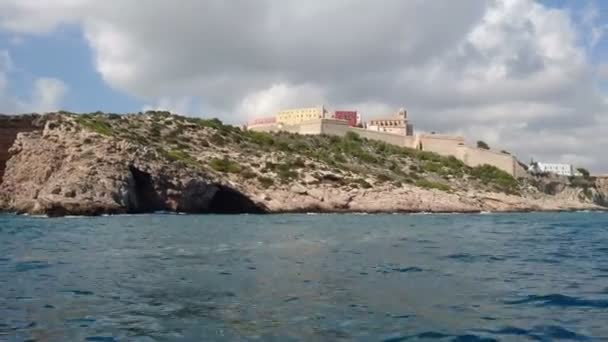 Ibiza Casco Antiguo Visto Desde Mar Desde Barco Navegando — Vídeo de stock