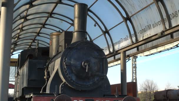 蒸気機関車の前面側は セスト ジョヴァンニの古い工場を覚えての記念碑として Carroponte 領域に配置 — ストック動画