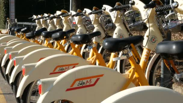 Detalle Las Bicicletas Alquiler Aparcadas Milán Italia — Vídeo de stock