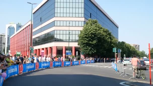 Persone Assistono Ciclisti Durante Prova Cronometrata Individuale Del Giro Ditalia — Video Stock