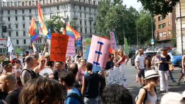 Marcha Popular Desfile Del Orgullo Milán Con Pancartas Favor Los — Vídeo de stock