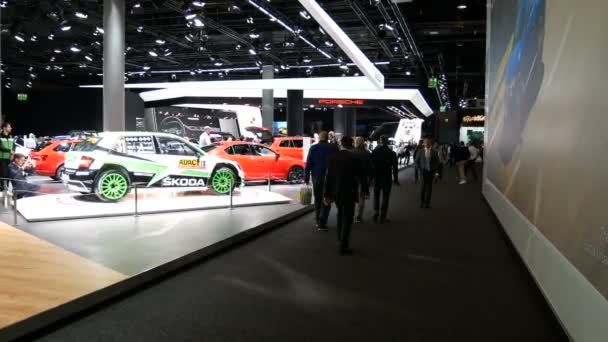 Mensen Lopen Langs Skoda Stand Tijdens Iaa Autoshow Frankfurt Duitsland — Stockvideo