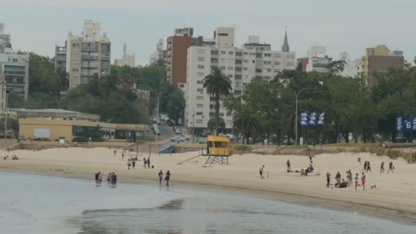 Ludzie Chodzą Playa Ramirez Montevideo Urugwaj Grudnia 2017 — Wideo stockowe