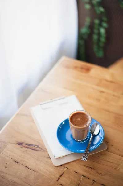 Horkou kávu na stole s abstraktní emoci — Stock fotografie