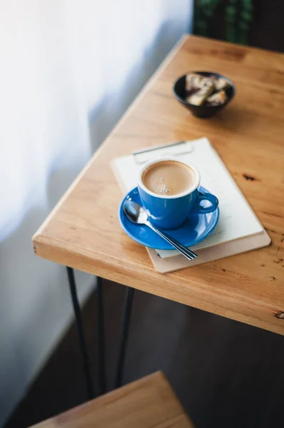 Café caliente en la mesa con emoción abstracta — Foto de Stock