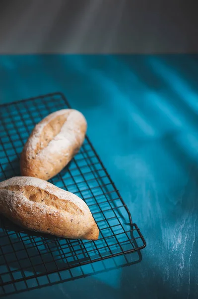 Baguette sobre mesa de madera azul — Foto de Stock