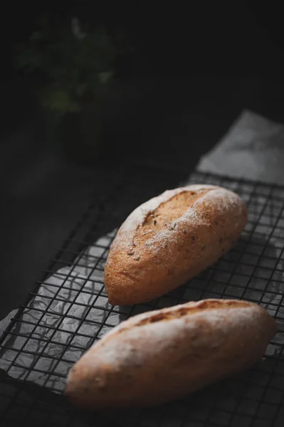 Baguette sobre mesa de madera azul — Foto de Stock