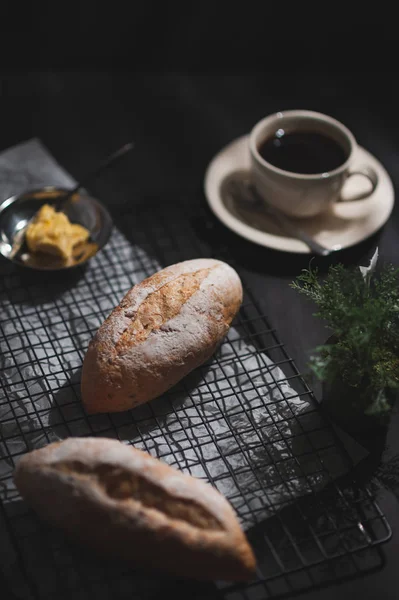 Baguette sobre mesa de madera azul — Foto de Stock