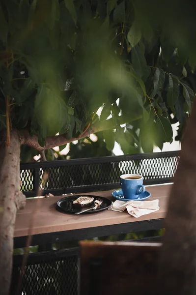 Brownie et café chaud sur le bar à bois — Photo