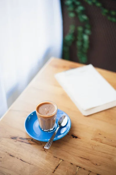 Café caliente en la mesa con emoción abstracta — Foto de Stock