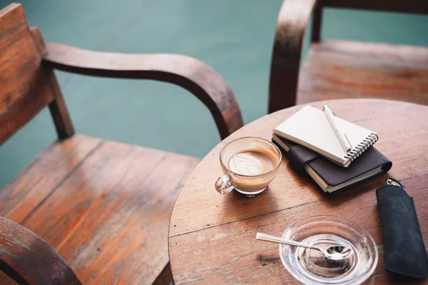 乡村木桌上的咖啡杯 — 图库照片
