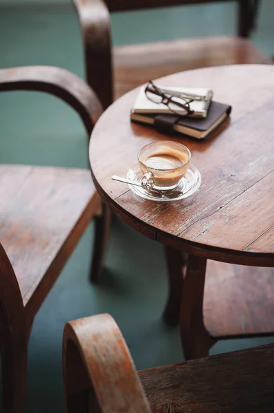 Coffee cup on rustic wood table — Stock Photo, Image
