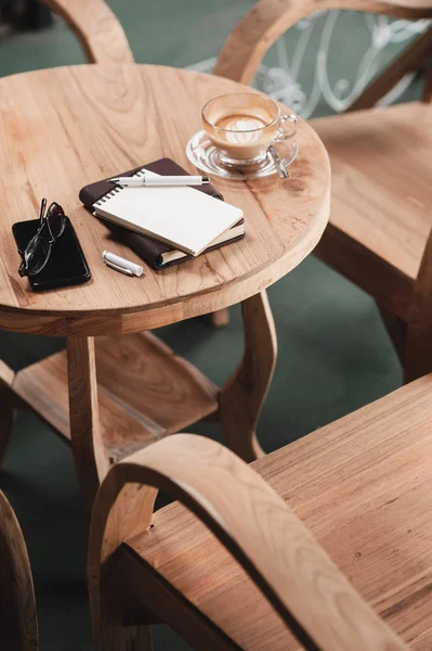 Taza de café sobre mesa de madera rústica — Foto de Stock